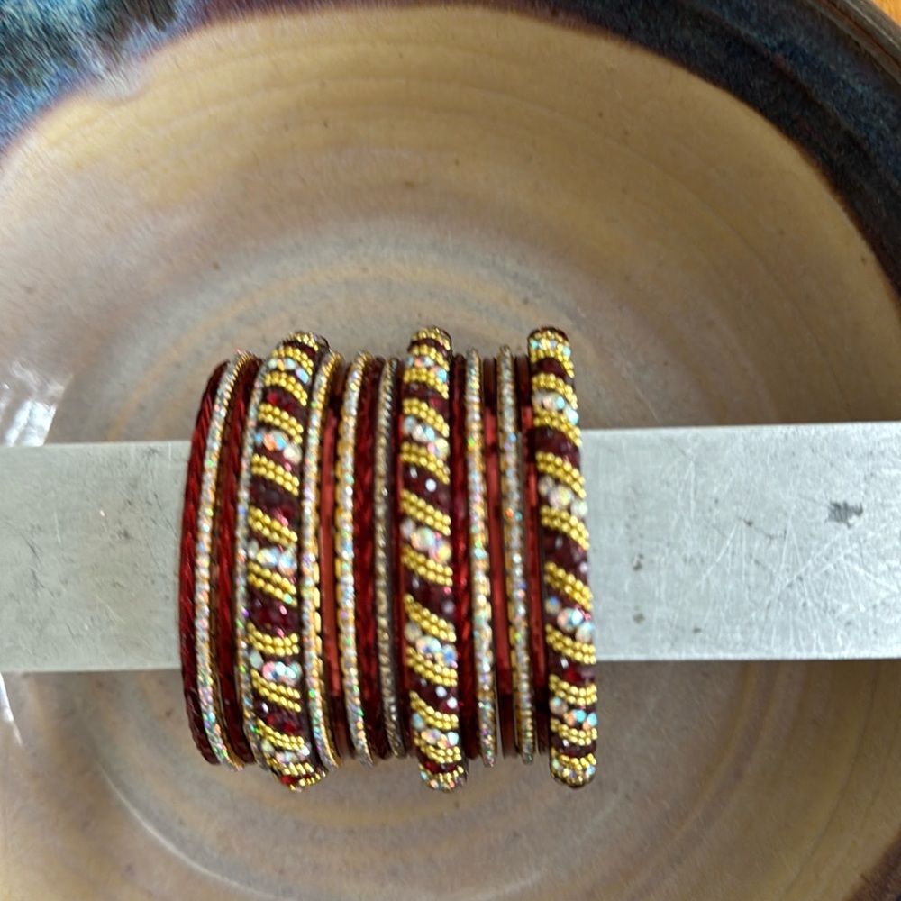 🎁New Bracelet Set Bangle 18 pcs Burgandy Gift Holidays Christmas A&M TX Colors